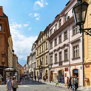 https://royal-route-residence.praguehotelsweb.com